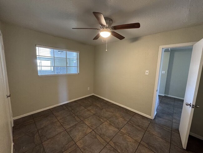 Building Photo - 5 Bedroom Near GCU