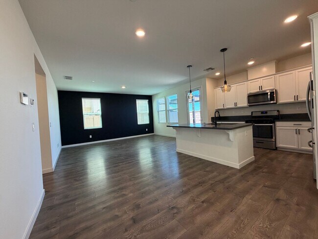 Building Photo - Beautiful 3-Bedroom Home in Anatolia