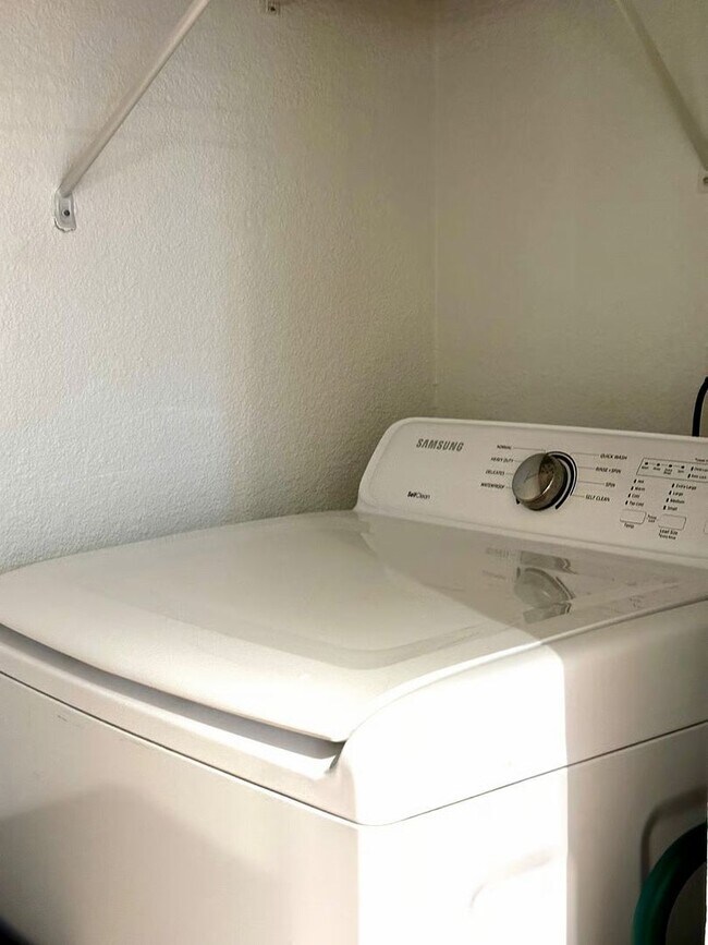 Building Photo - Furnished/Updated 1 Bed/1 Bath Condo- Close to Sullivan's Island