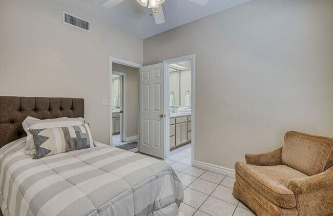 Building Photo - Short Term leases optionn4 Bedrooms 3 baths( near by Sunland Park Dr & Mesa St)