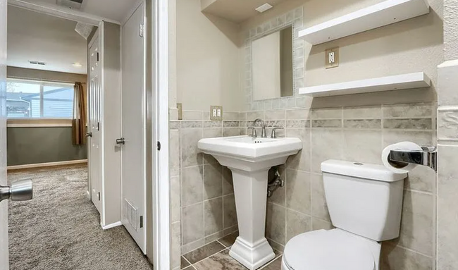 Building Photo - Charming & Spacious 5-Bedroom Home! Detach...