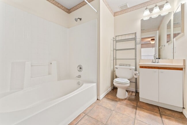 Building Photo - Charming 3-Bedroom, 2-Bath Home with 2-Car Garage and Bonus Room in Poinciana!