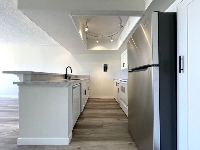 Building Photo - AVAILABLE NOW!!  1 Bedroom 1 Bathroom UPSTAIRS Apartment in Palm Springs!
