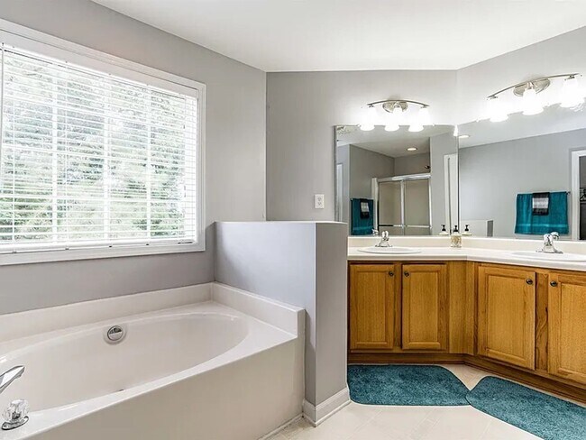 Building Photo - Stunning 4BD, 2.5BA Raleigh Home in the Prestigious Eagle Ridge Golf Community with Premier Ameni...