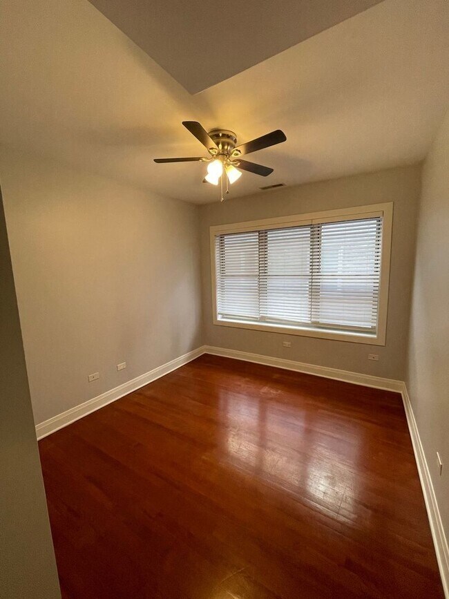 Building Photo - 1448 W Thorndale Ave