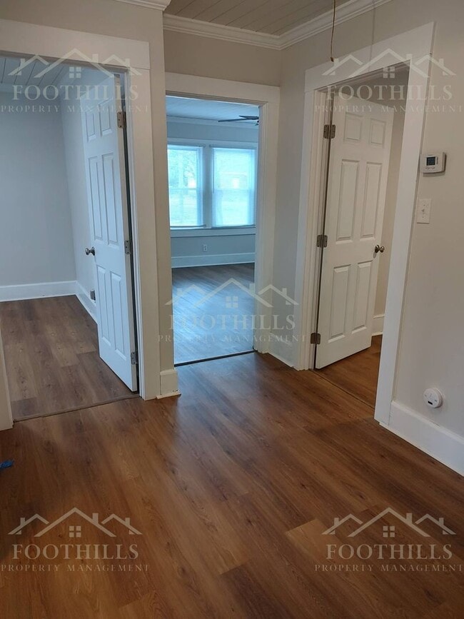 Building Photo - 211 Dickens Ave