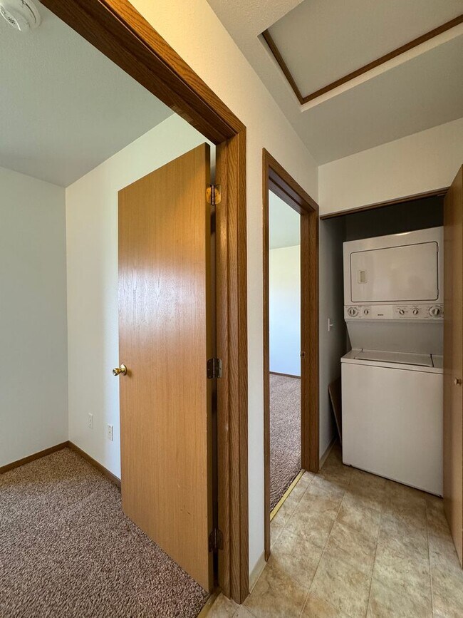 Building Photo - 907 E White Birch Ave