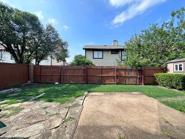 Building Photo - Minutes to COSTCO, great Location!
