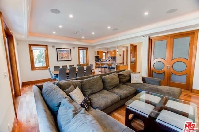 Building Photo - 9033 Cresta Dr