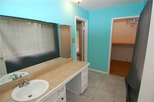 Building Photo - 3922 Safari Ct