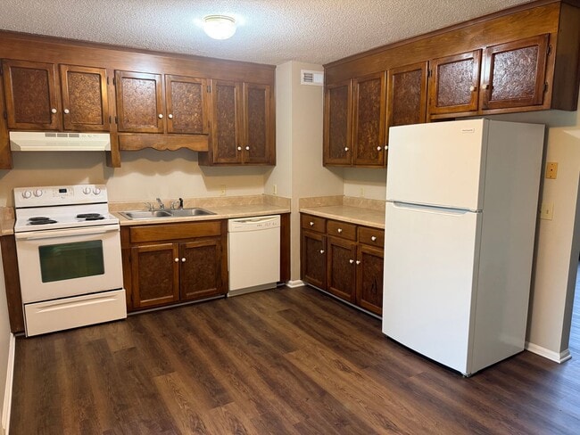 Building Photo - 205 Glenwood Ln