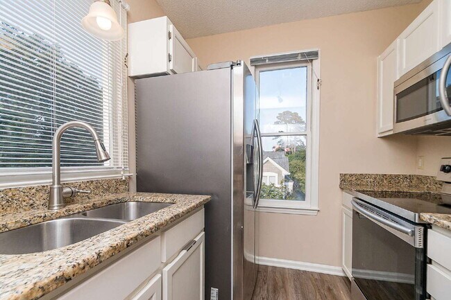 Building Photo - Chic & Cozy Condo in the heart of Raleigh!