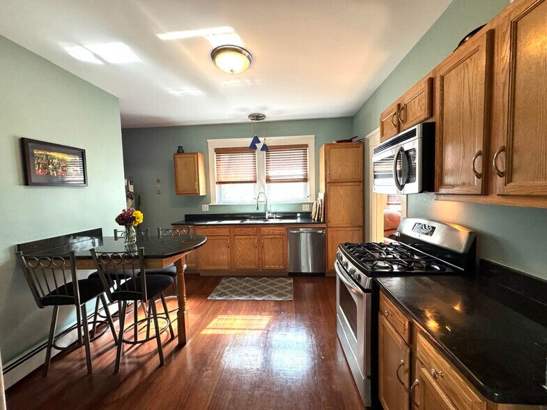 Building Photo - 5 8th Ave