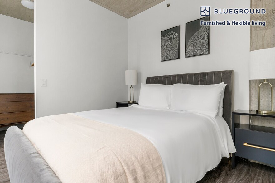 Building Photo - 215 W Lake St