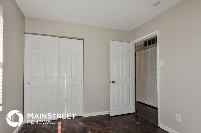 Building Photo - 11 Jamestown Dr