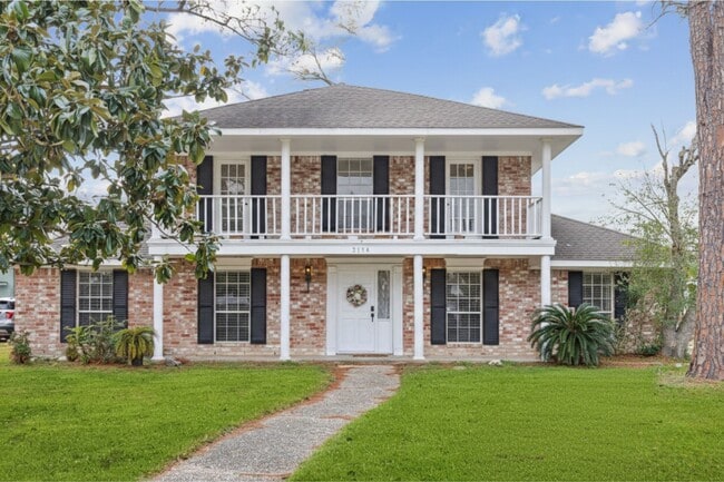 Building Photo - 2114 Briarview Dr