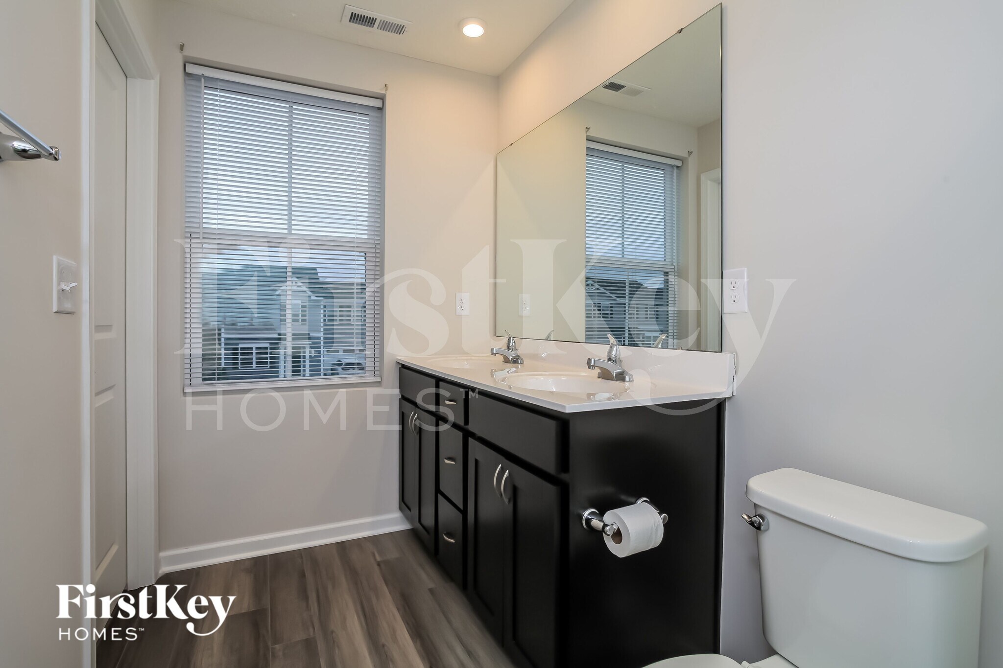 Building Photo - 1952 Lake Crest Dr