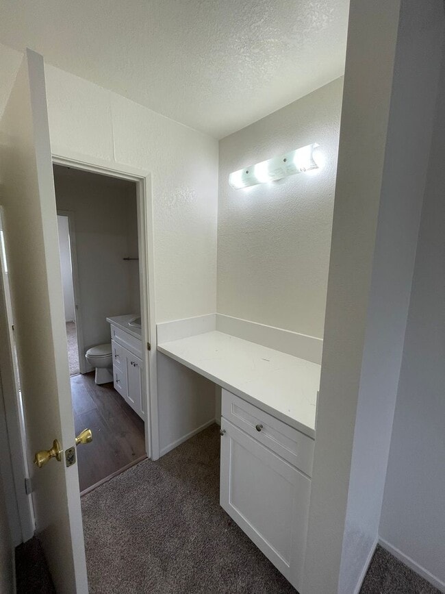 Building Photo - Charming Townhouse (2 Bed / 1.5 Bath)
