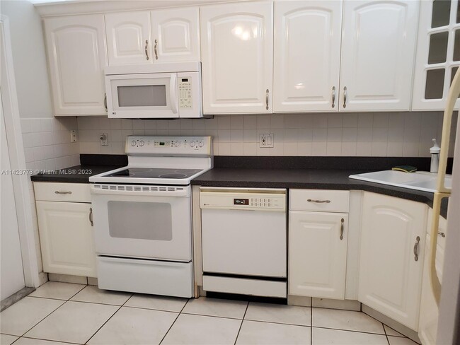 Building Photo - 2901 S Palm Aire Dr