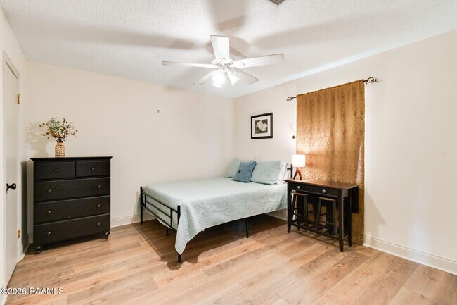 Building Photo - 215 Sleepy Hollow Dr