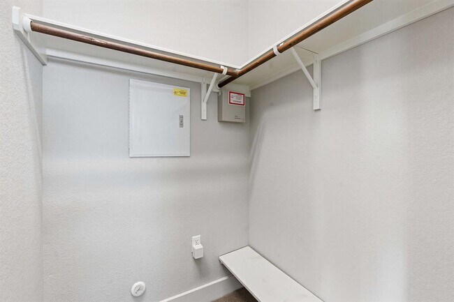 Building Photo - 1912 Dinsdale Ln