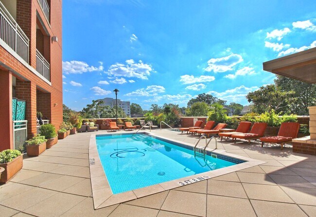 Building Photo - Spectacular 7th floor corner unit condo in...