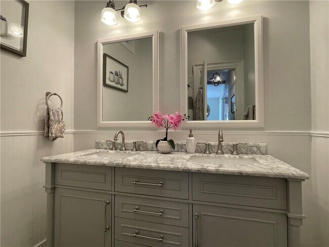 Building Photo - 541 Bellevue Ave