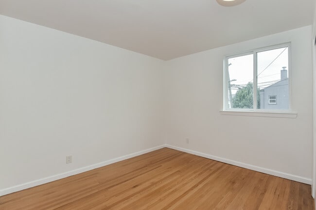 Building Photo - 10 Oxford St