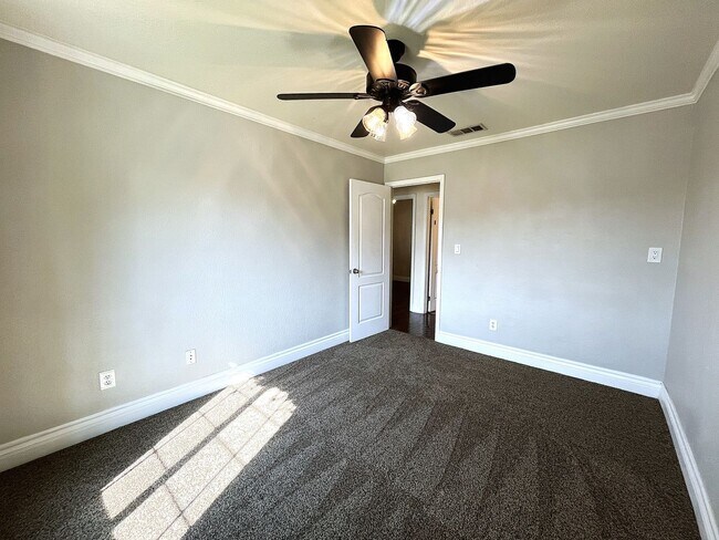 Building Photo - Charming Northwest Bakersfield Home on Cul-De-Sac w/ Solar