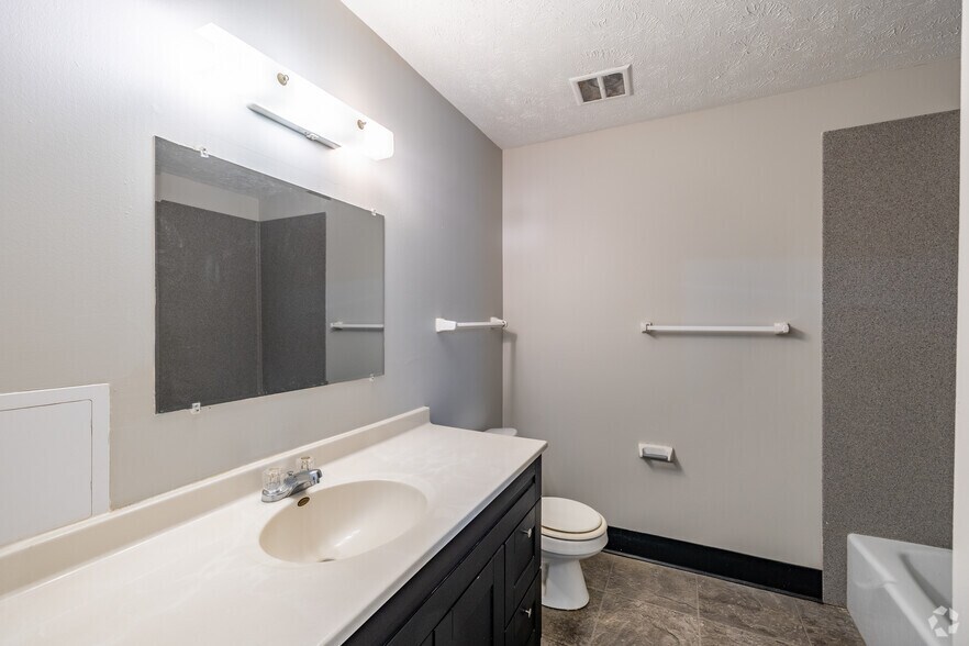 2BD, 1BA - 1,075SF - Bathroom - Oakstone Apartments