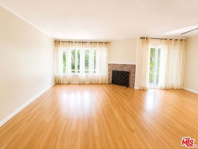 Building Photo - 5870 Green Valley Cir