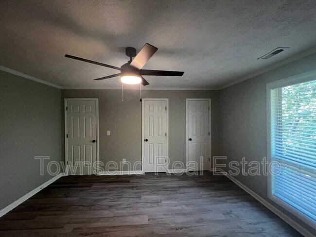 Building Photo - 5853 Century Oaks Dr