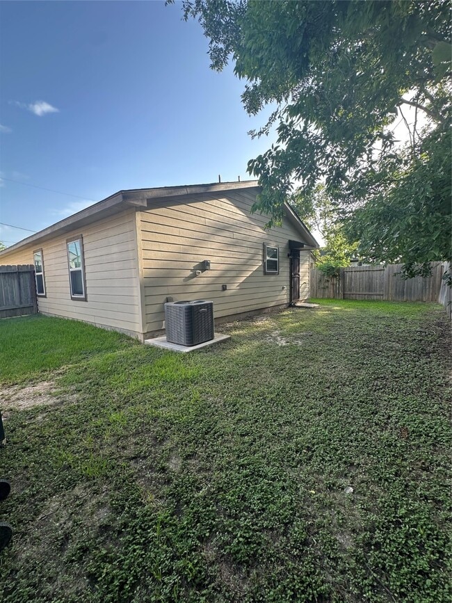 Building Photo - 411 Armstrong St