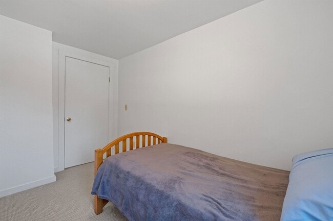 Building Photo - 36 Lark St