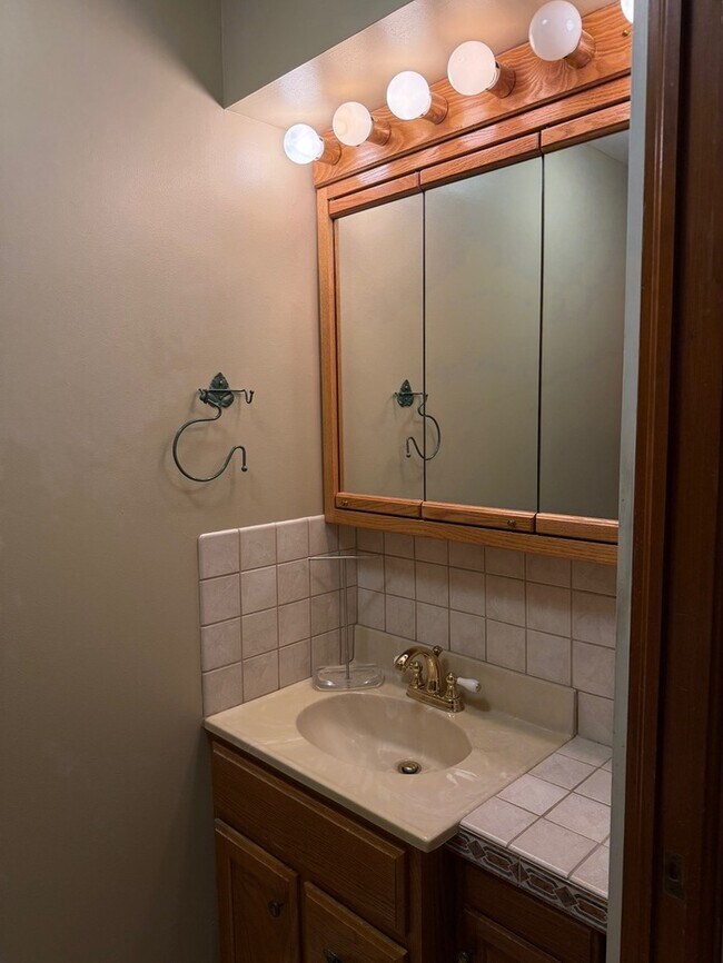 Building Photo - Lindbergh Schools 3BD 2.5 Bth Open Floor Plan