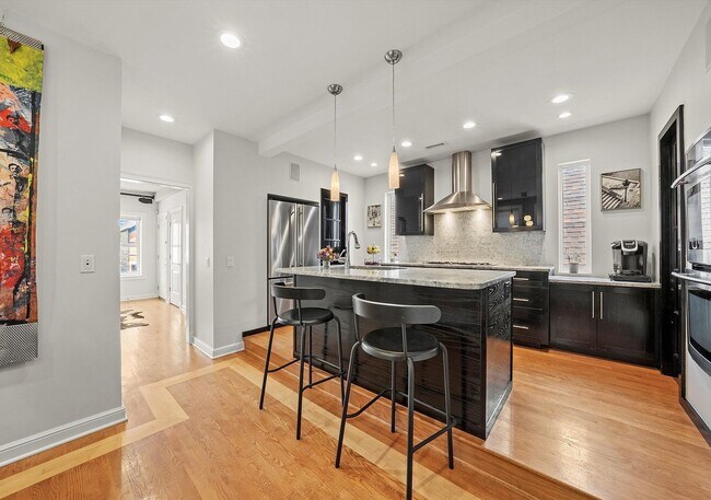 Building Photo - 1025 W 31st Pl