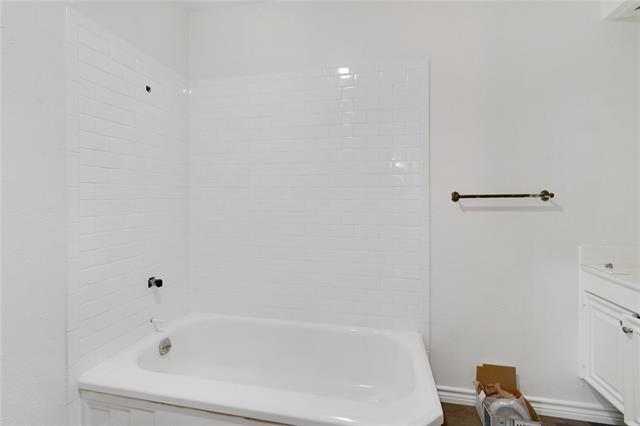 Building Photo - 3021 Pinewood Dr