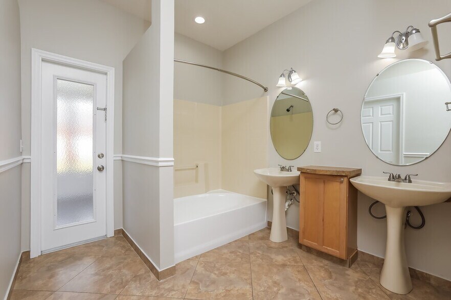 Building Photo - 2501 Tiger Maple Ct