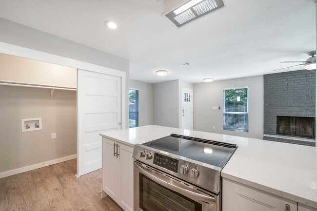 Building Photo - Modern 2 Bed, 2 Bath Multiplex in Austin, ...