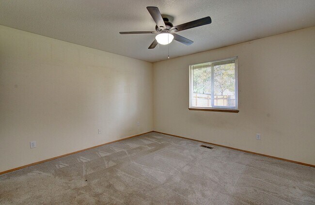 Building Photo - This one level charmer won't last long! 3 bedrooms, 2 baths, fully fenced yard, pets welcome!