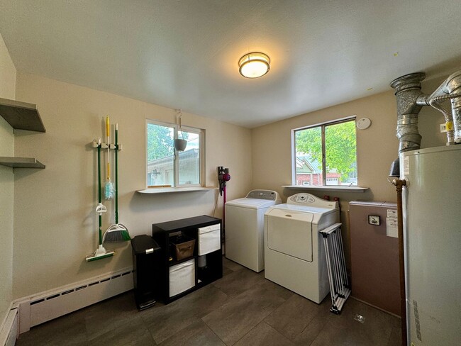 Building Photo - Beautiful 2 Bedroom Ranch Home Furnished o...