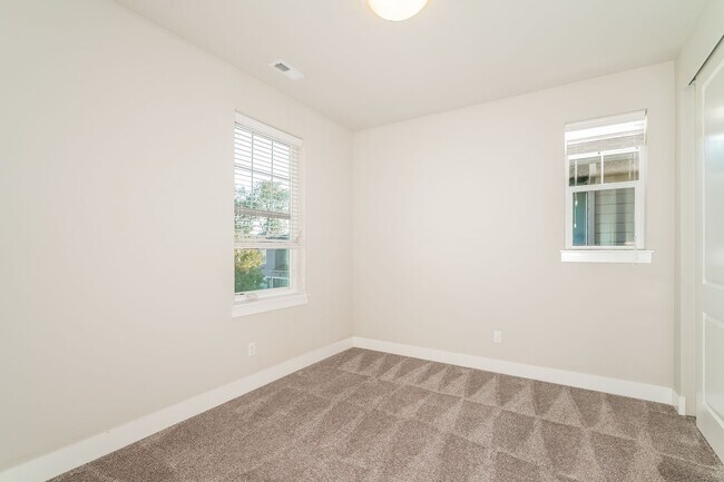 Building Photo - 4 Bedroom 2.5 Bath. Cul-de-Sac beautifully...