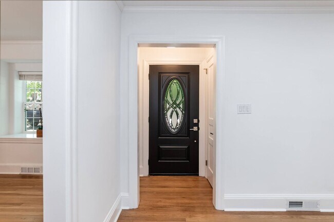 Building Photo - Sheek Updated Home With Pool!