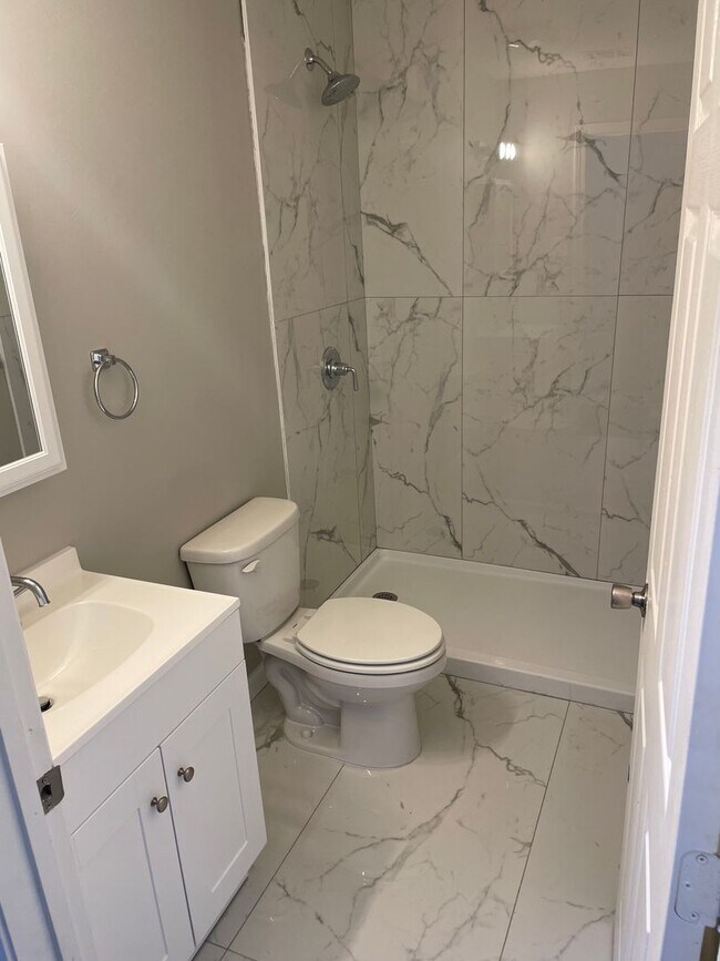 Building Photo - Newly Renovated Unit in Historic Building