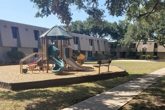 Building Photo - 800 N Hwy 123 Bypass