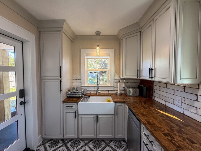 Building Photo - Beautifully Updated Cottage Near Downtown Pensacola with Massive Backyard + LAWN CARE INCLUDED!