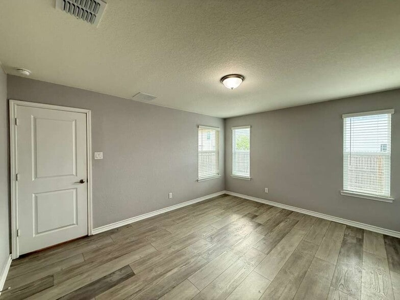 Building Photo - 323 Deer Crest Dr