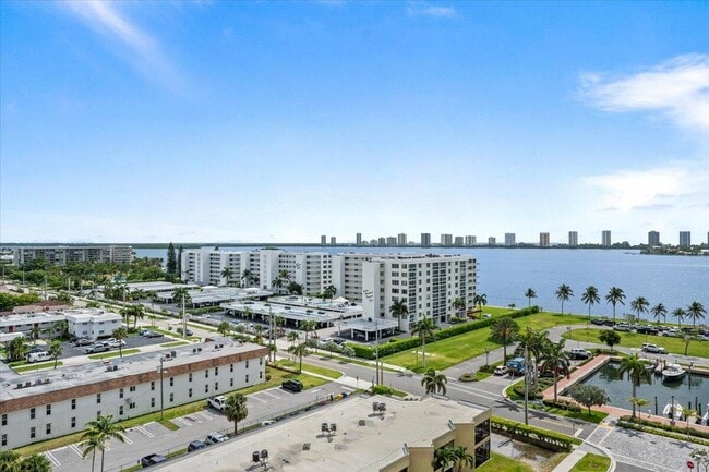 Building Photo - 220 Lake Shore Dr