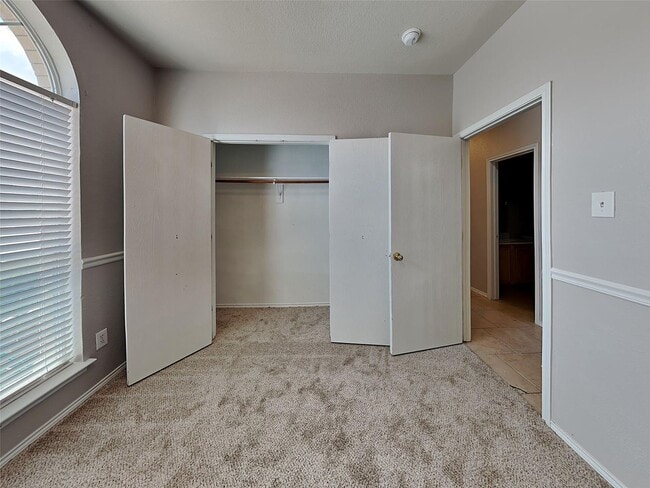 Building Photo - Freshly Updated, Move-In Ready, and Waiting for You!