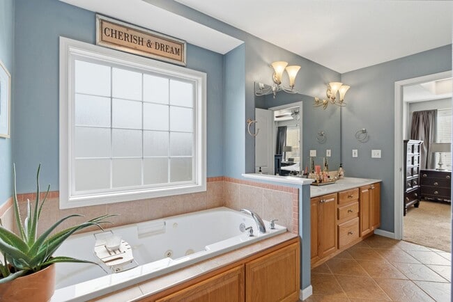 Building Photo - 5 bed/ 3 bath Single Family Home.